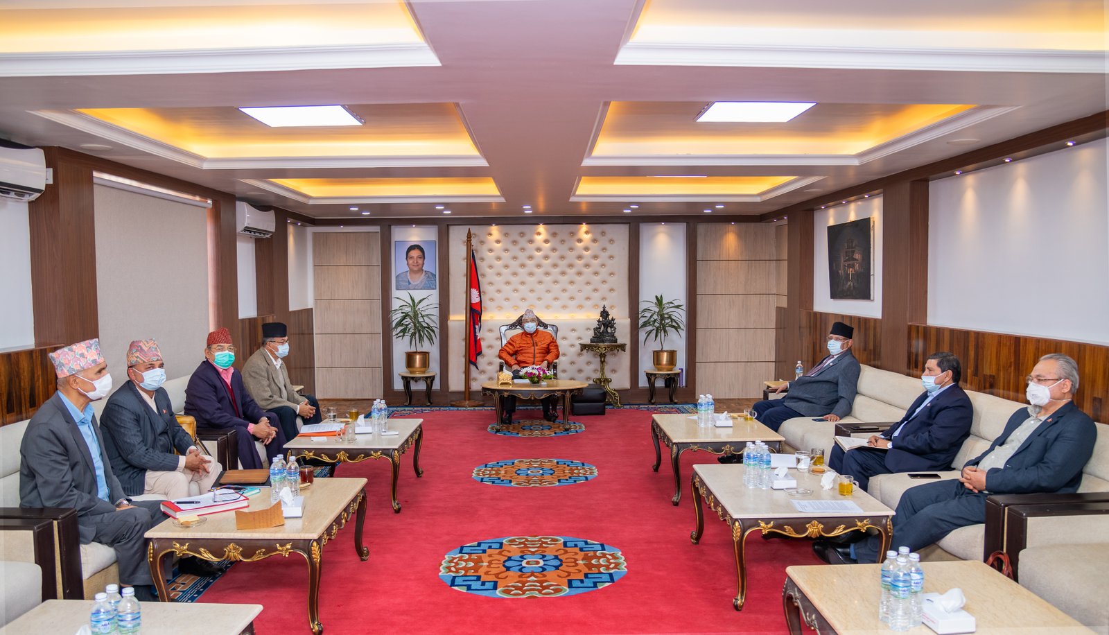 प्रधानमन्त्री केपी शर्मा ओली लगायत सत्तारुढ दल नेकपाको चैत ५ गते बुधबार बसेको केन्द्रीय सचिवालयको बैठक । विश्वव्यापी रुपमा फैलिएको कोभिड १९ (कोरोना)को संक्रमणबाट जोगिन बैठकमा सबैले मास्कको प्रयोग गरेका थिए । 