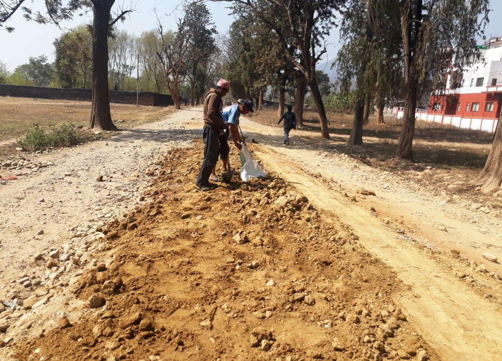 भित्री बाटोका खाल्डा माटोले पुर्दै नगरपालीका, धुलोको मारमा सर्वसाधारण