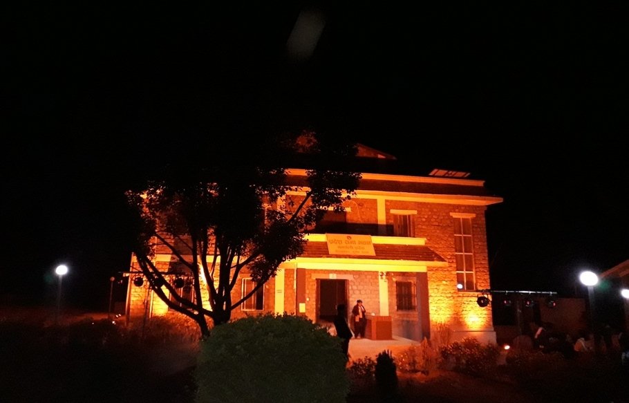 एकाएक संसद भवन सुन्तला रङको भयो