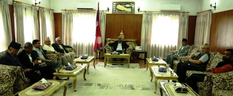 तीन दलका नेताहरु बालुवाटारमा : एमाले फकाउदै प्रधानमन्त्री