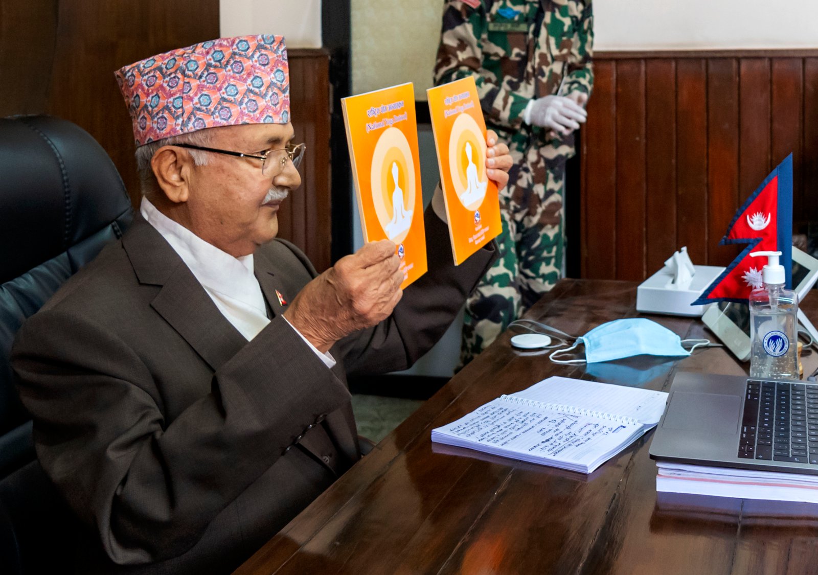 अन्तर्राष्ट्रिय योग दिवसको अवसरमा शिक्षा, विज्ञान तथा प्रविधि मन्त्रालयद्वारा प्रकाशित ‘राष्ट्रिय योग अभ्यासक्रम’ पुस्तकको भिडियो कन्फ्रेन्समार्फत बिमोचन गर्दै प्रधानमन्त्री केपी शर्मा ओली । तस्बिर : राजन काफ्ले