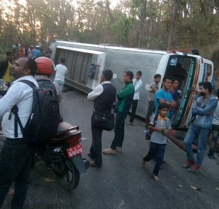 दैलेखबाट काठमाण्डौं जाँदै गरेको बस दुर्घटना, ७ जना घाइते