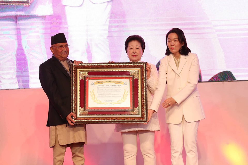 प्रधानमन्त्री ओलीलाई नेतृत्व र सुशासन अवार्ड, पाए १ लाख डलर