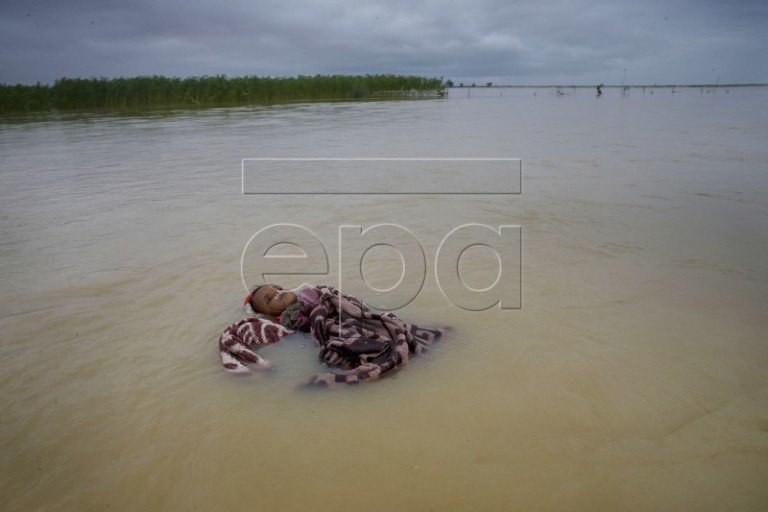 कोशीमा बगाएर गरियो बालकको अन्त्येष्टि 