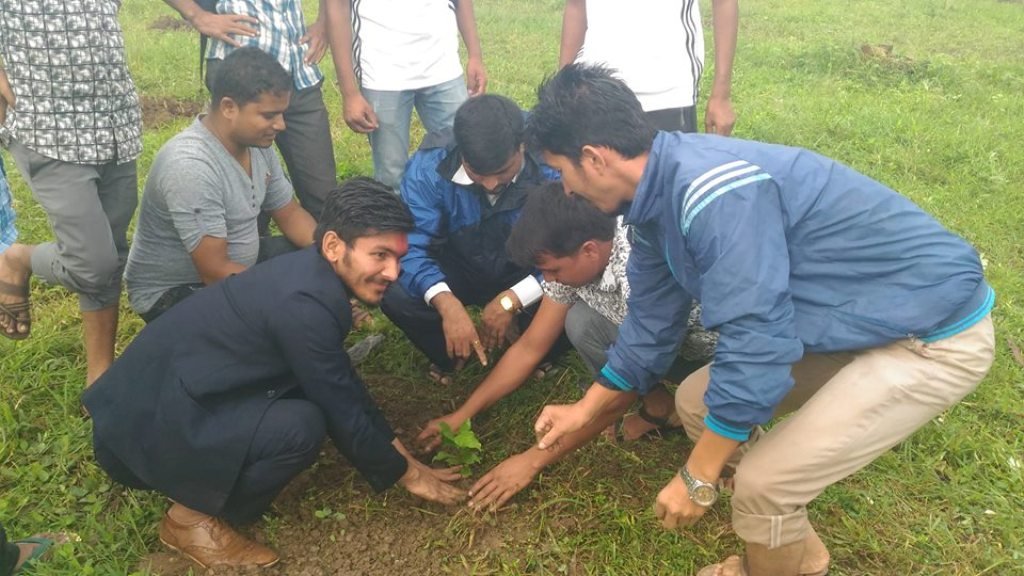 विद्यार्थी नेताको जन्मदिनमा वृक्षरोपण