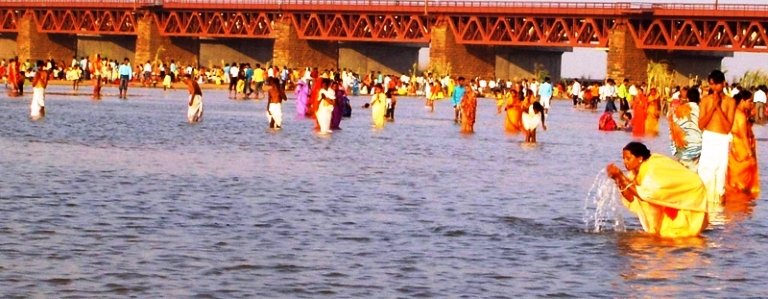 आज छठ, सुर्यको पूजा गरि मनाईदै