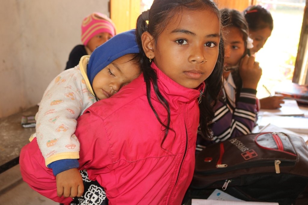 बुवाले दोस्रो विवाह गरी बेपत्ता भएपछि बहिनी बोकेर पढ्दै सुनिता