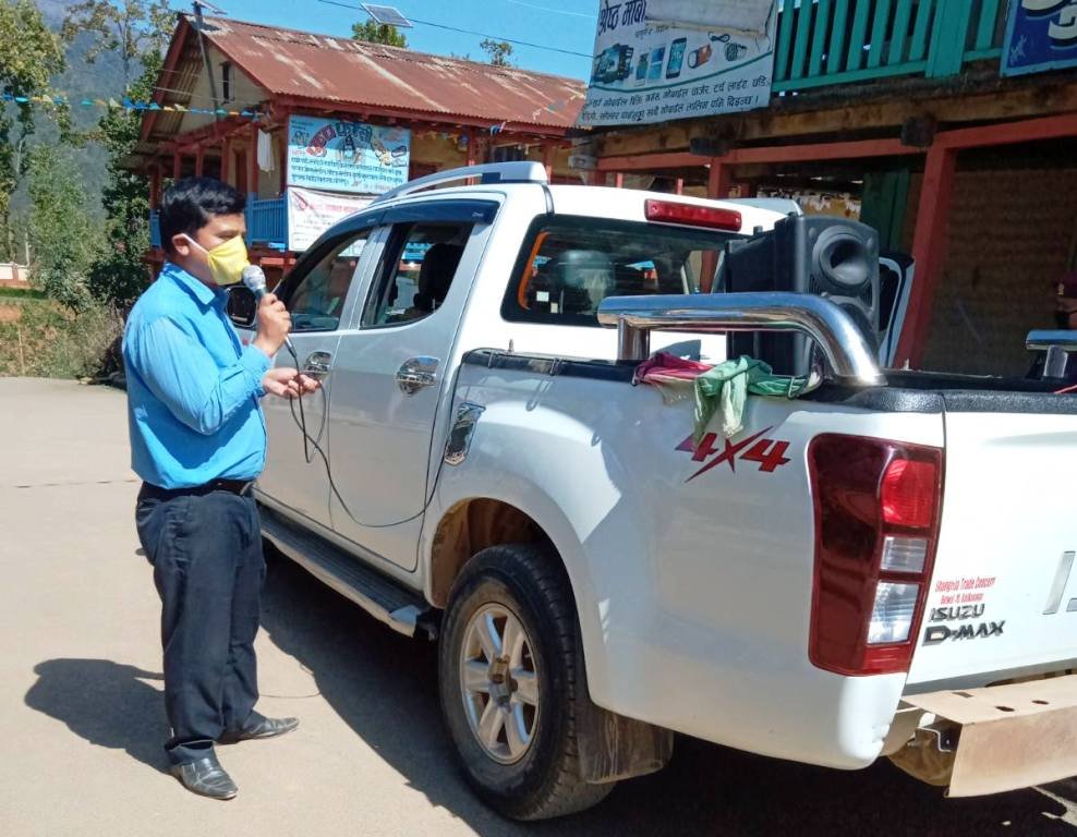 कोराना संक्रमण रोक्न गाउँभित्र माईकिङ गर्दे गाउँपालिका अध्यक्ष शाही