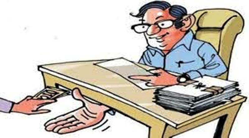 डिभिजन वन कार्यालय सुर्खेतका प्रमुख चार लाख घुससहित पक्राउ