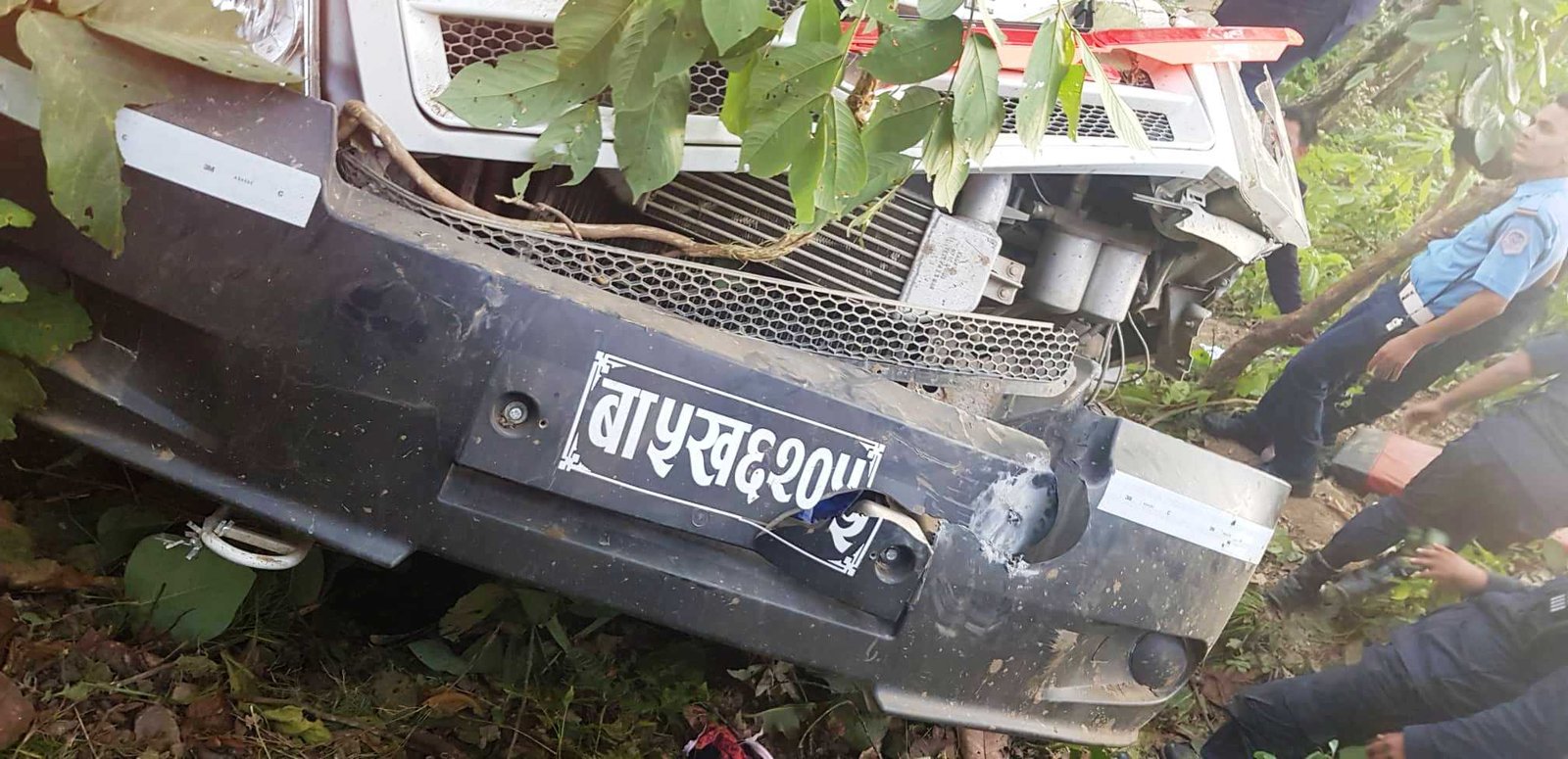 दैलेख बाट सुर्खेत आउदै गरेको फोर्स दुर्घटना, ३२ जना घाइते