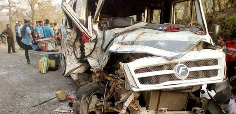 बस र फोर्स एकआपसमा ठोकिदा १७ घाइते