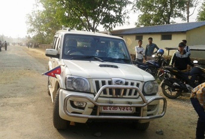 आन्दोलित विद्यार्थीले यसरी तोडफोड गरे मन्त्रीको गाडी (भिडियो)