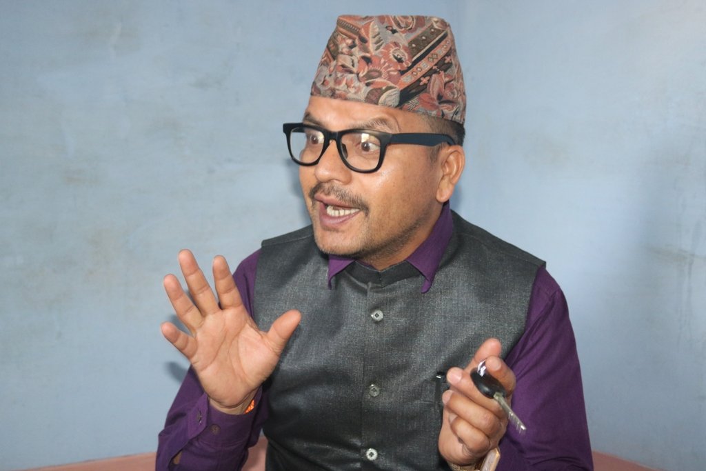 नाटकको 'वादशाह' भन्दा भित्रैदेखि काउकुती लाग्छ