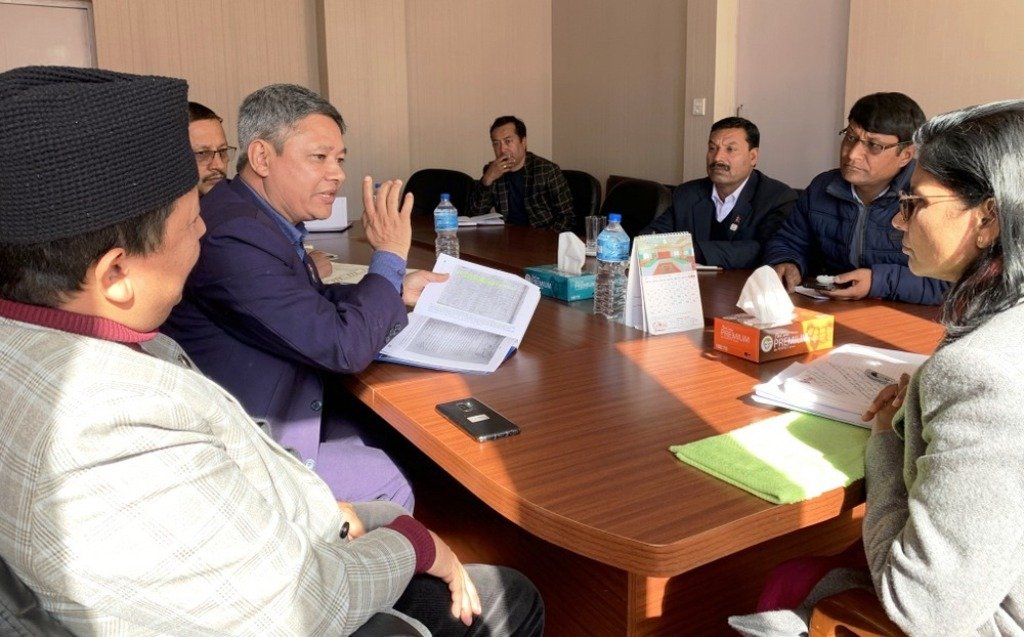 गुठी विधेयकबारे अगुवा सरोकारवाला सँग मन्त्री अर्यालको छलफल