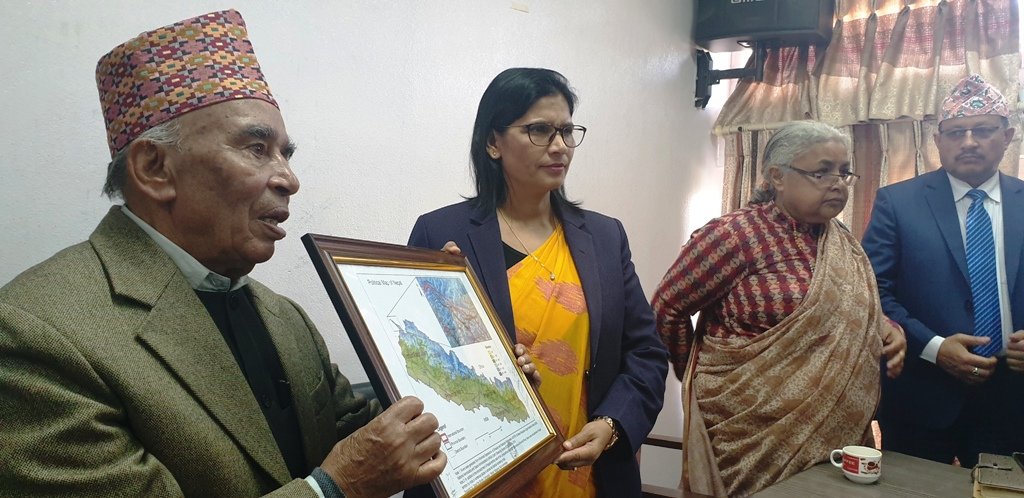 भूमि व्यवस्था मन्त्रीलाई ज्ञापनपत्र र नक्सा हस्तान्तरण