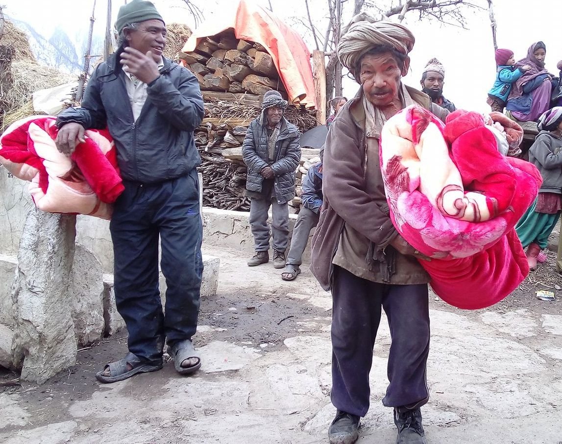 हुम्लाका जेष्ठ नागरिकलाई न्यानो कपडा बितरण