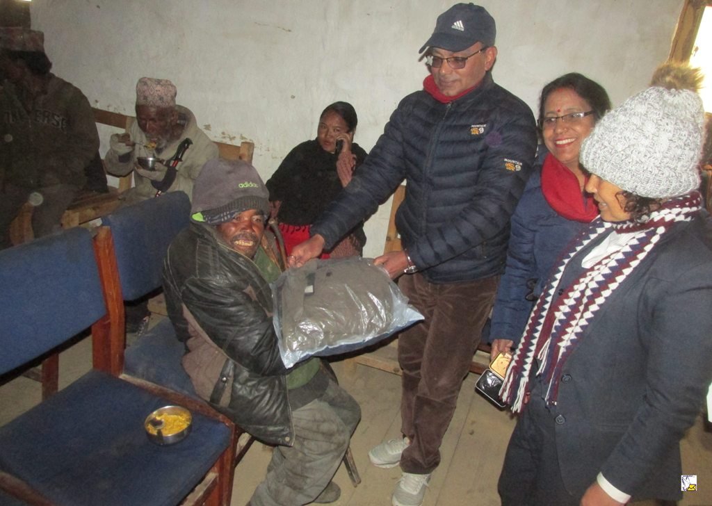 ज्येष्ठ नागरिकलाई न्यानो लुगा वितरण