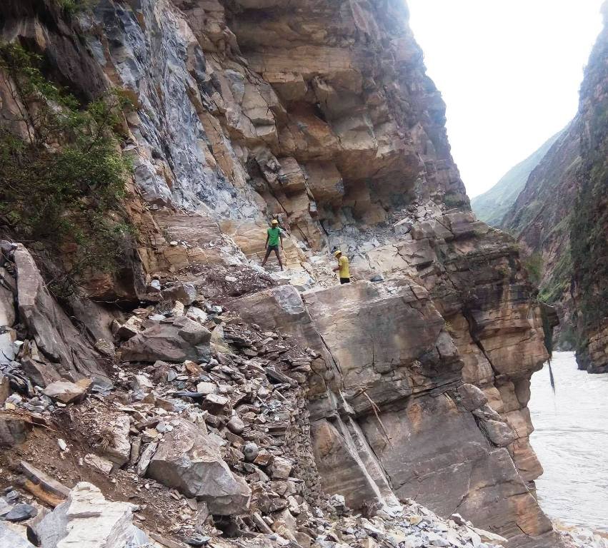 सडक बनाउन भीर फुटाउँदै नेपाली सेना