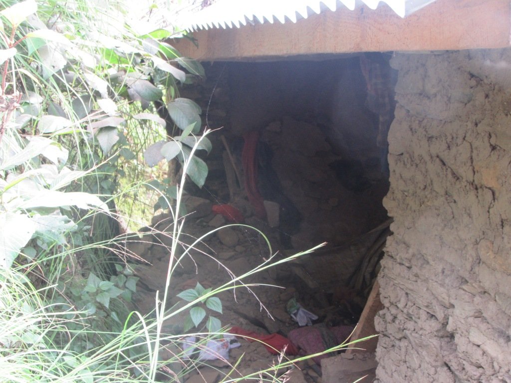 घर नै बन्यो चिहान, पीडित परिवारलाई प्रशासनद्वारा राहत प्रदान 