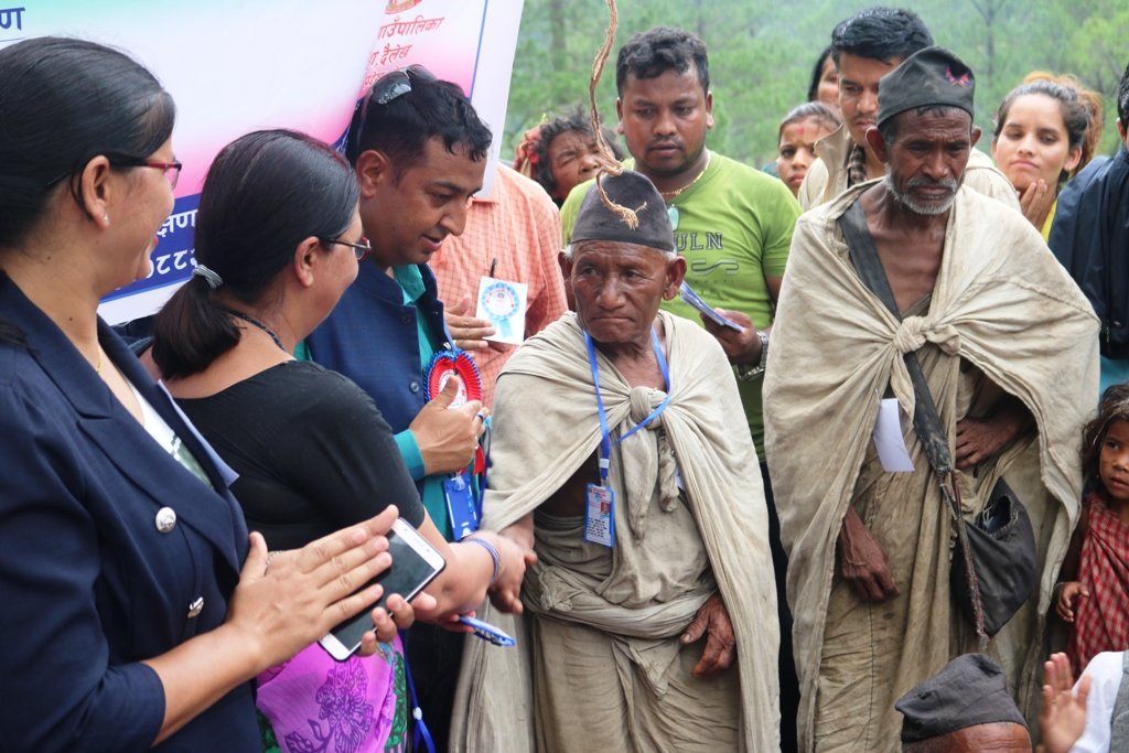 राउटेले पाए स्थायी परिचय पत्र, हाम्रा जनता भोकै छन् परिचय पत्रले केहि हुदैन : राउटे मुखिया