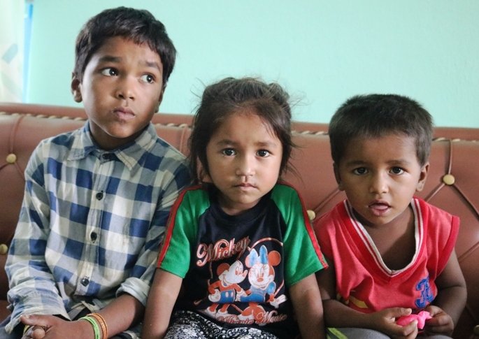 गाडीको ठक्करबाट आमाको मृत्यु, छोराछोरीको बिचल्ली