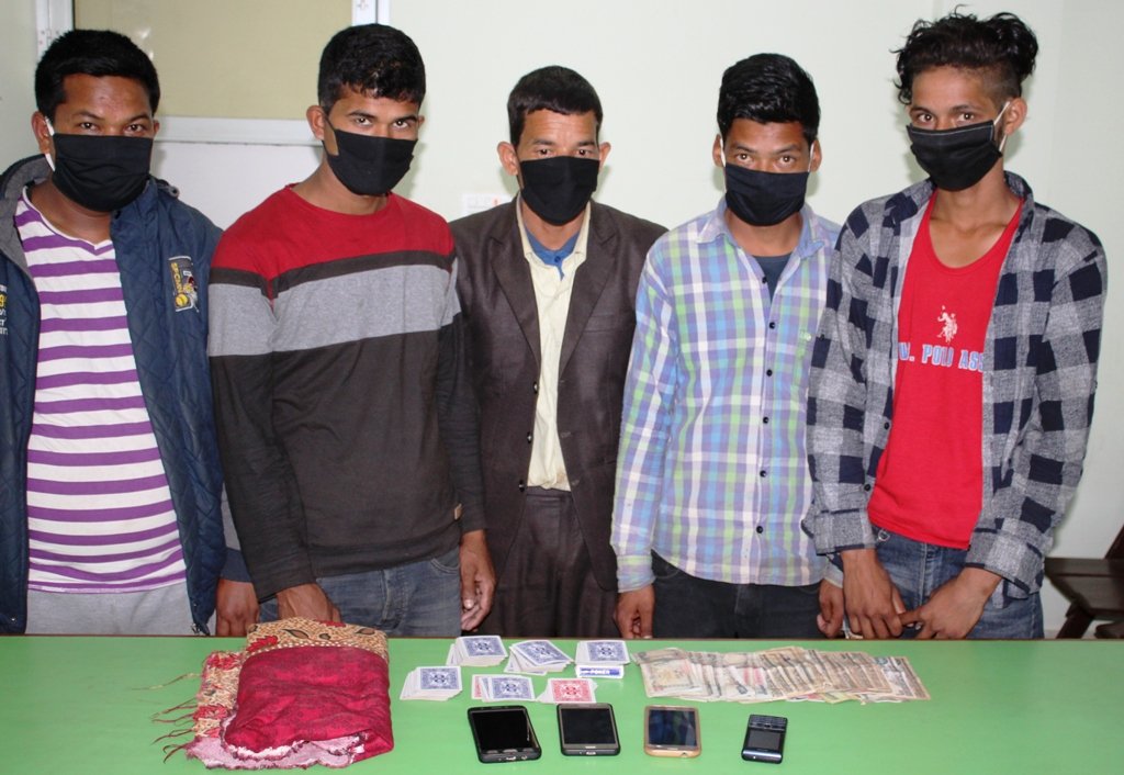जुवा खेल्दै गरेका ५ जना प्रहरीको फन्दामा