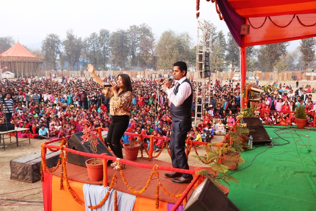 राजेन्द्रले दर्शकलाइ हँसाय : टिका र माण्डवीले नचाय