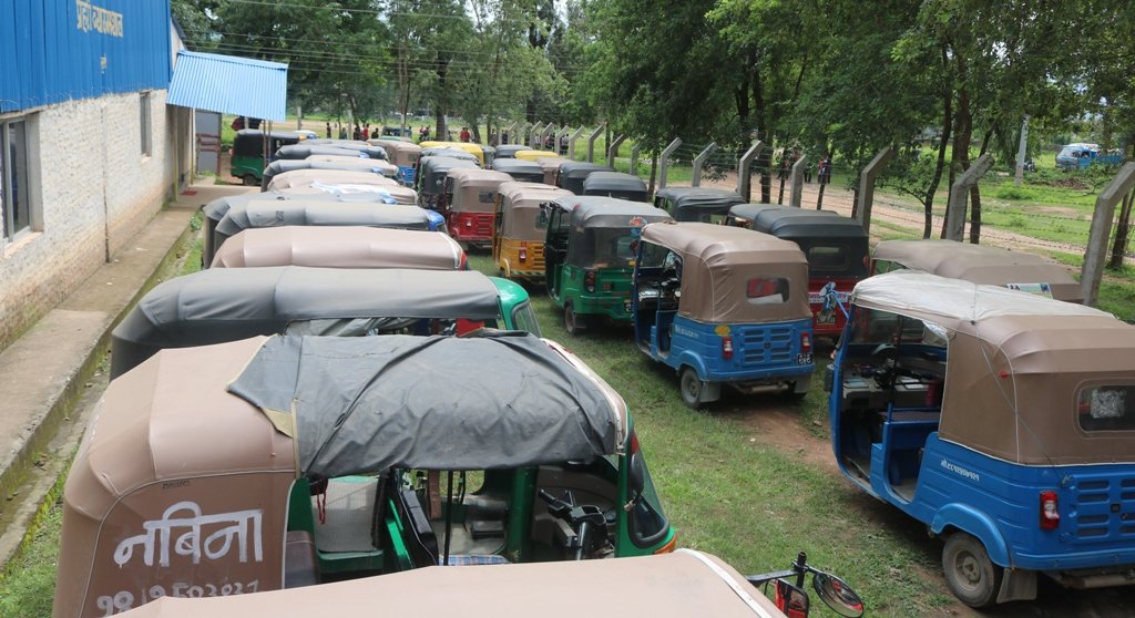 अटो नियन्त्रण गर्दै ट्राफिक, चालकहरु आन्दोलनमा 