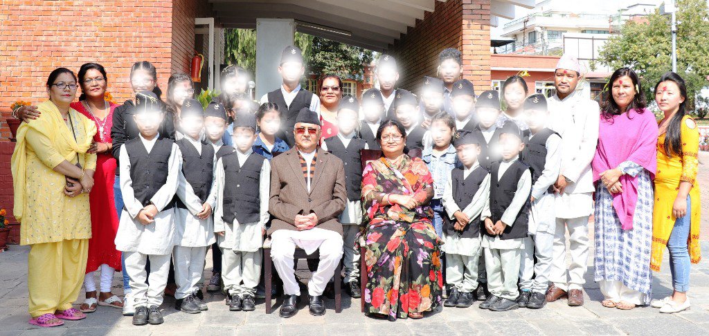 एच आइ भी संक्रमित बालबालिकाले प्रधानमन्त्रीको हातबाट टिका लगाए 