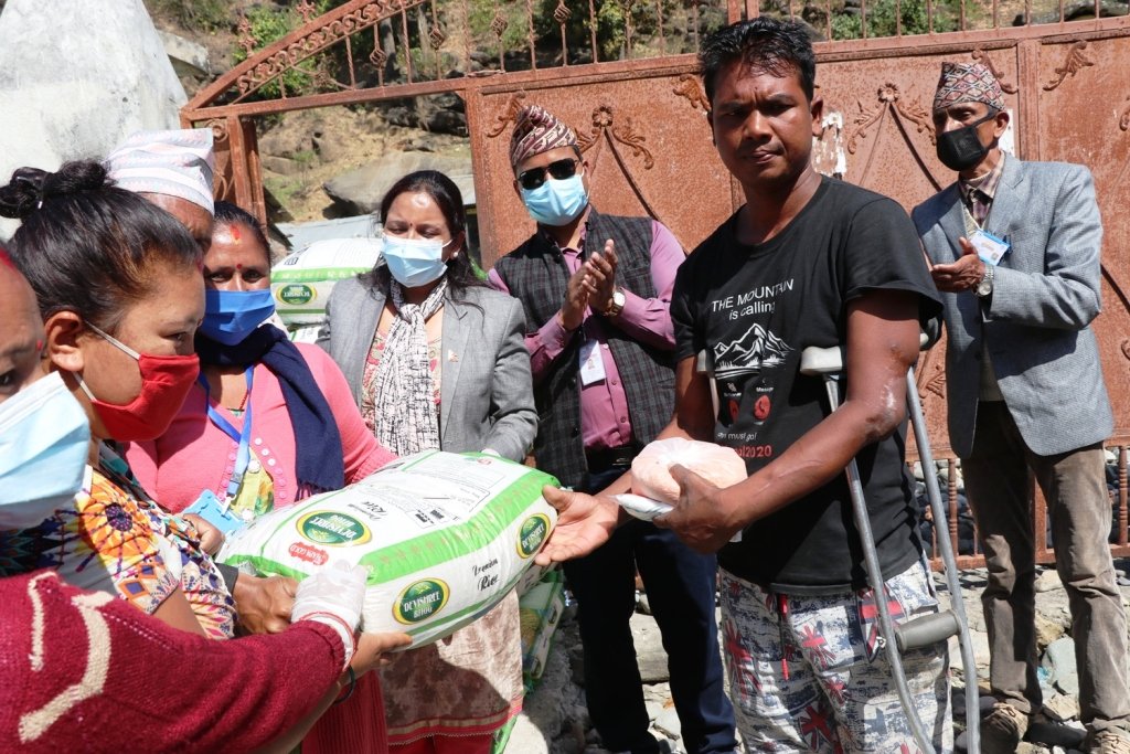 झुप्राखोलामा बालुवा चाल्ने बिपन्न परिवारलाई राहत वितरण