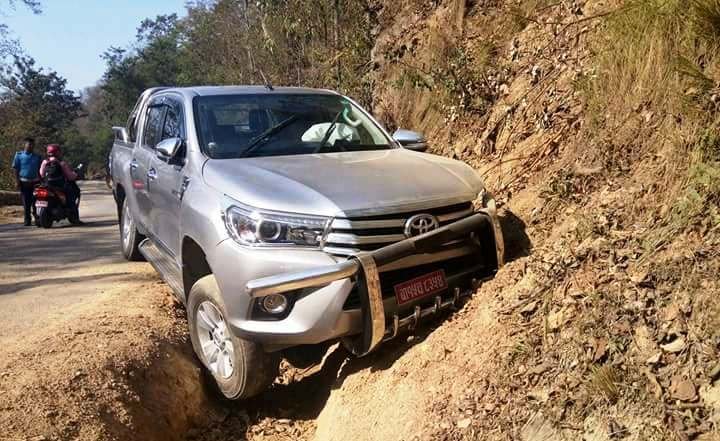 पुर्वगृहमन्त्री खड्का चढेको गाडि दुर्घटना