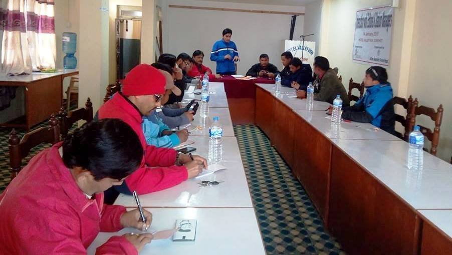 सम्पादक तथा स्टेशनम्यानेजर विच अन्तरक्रिया