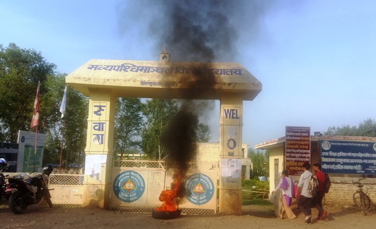 मप विश्वविद्यालयमा फेरी आन्दोलन, को हो पर्दा पछाडीको खेलाडी ? 