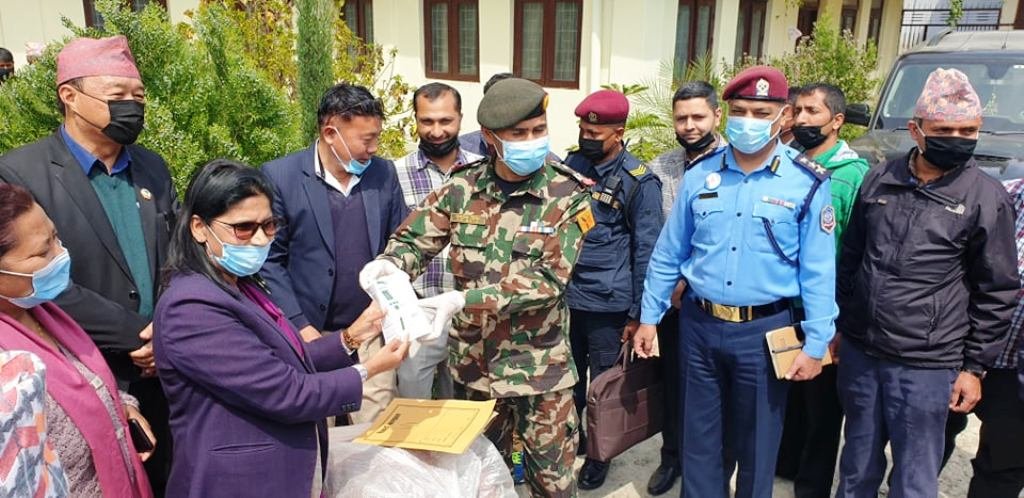 भूमी मन्त्री अर्यालद्वारा स्याङ्जामा २० हजार मास्क हस्तान्तरण