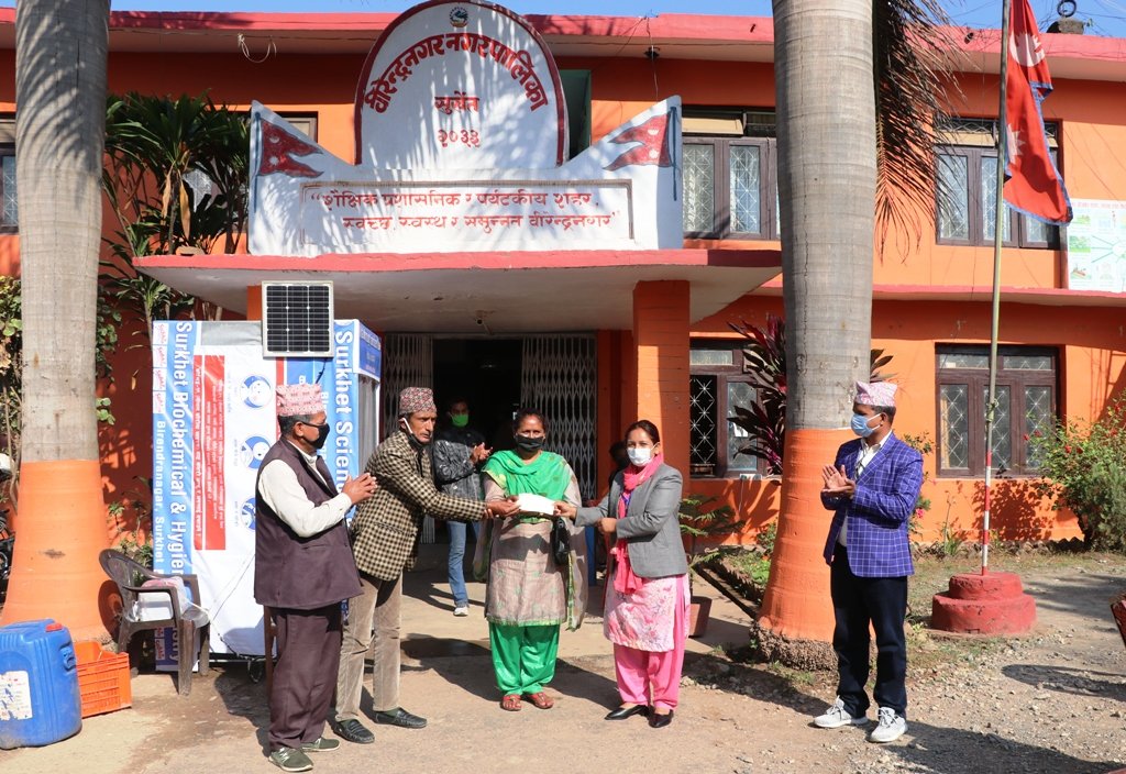वीरेन्द्रनगर ११ का नेकपा अगुवा कार्यकर्ता द्वारा कोरोना कोषमा सहयोग प्रदान