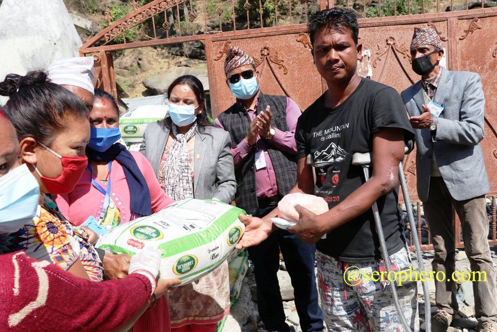 फिल्डमा खटिने स्थानिय तहका पदाधिकारी नै जोखिममा, मास्कको भरमा राहत वितरण गर्दै