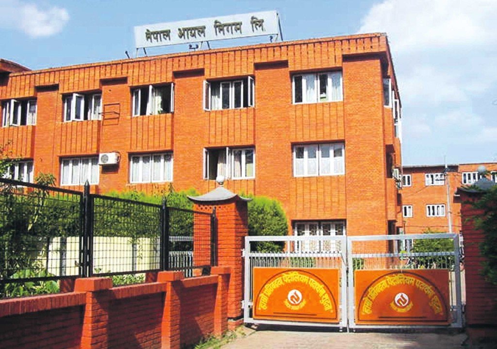 पेट्रोलको मूल्य लिटरमा २ रुपैयाँ बढ्यो