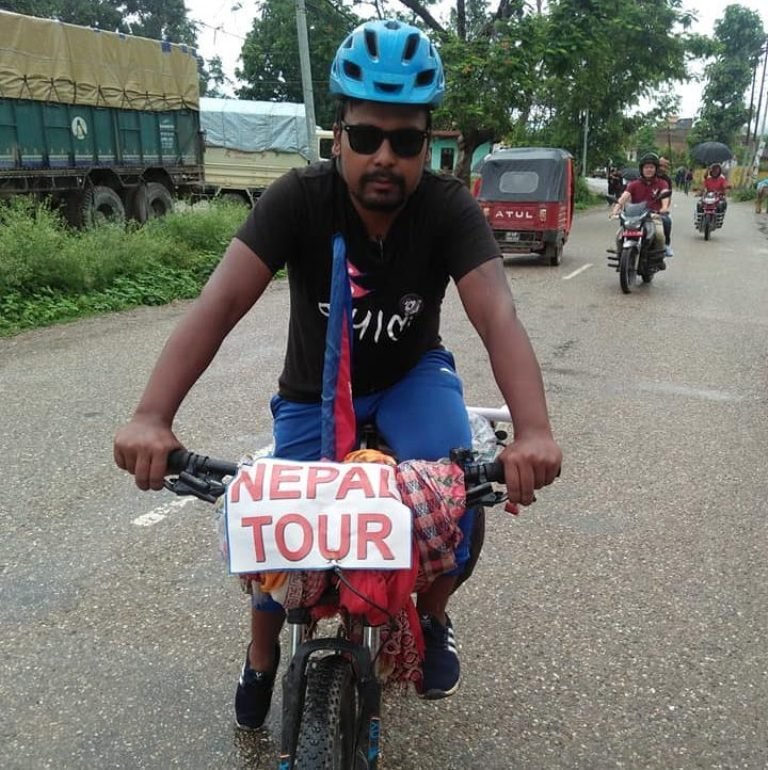 साइकल यात्री बानियाँ रुकुममा 