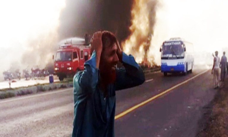 पाकिस्तानमा तेल ट्याङ्करमा आगलागी, सयौ सर्वसाधरणले ज्यान गुमाए