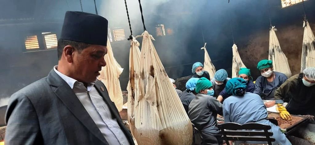 स्वास्थ्य तथा जनसंख्या राज्यमन्त्री द्वारा सिंहदरबार बैद्यखानाको अनुगमन