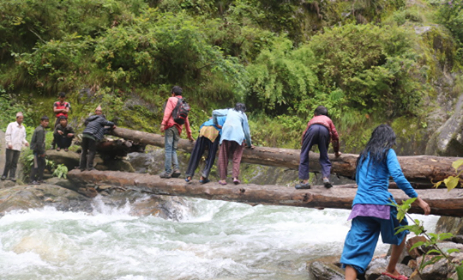 पुल बगाएपछि विद्यालय जान सास्ती 
