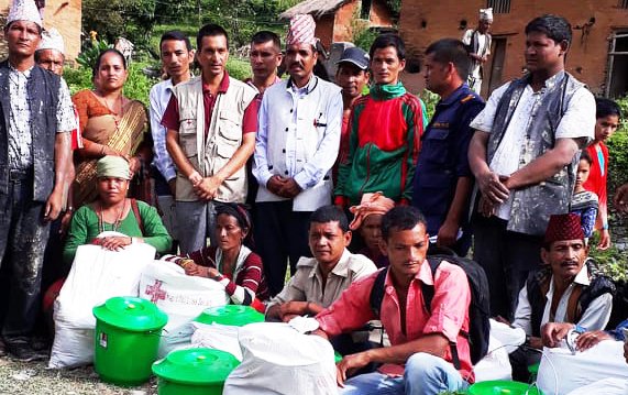 आठविसकोटका पहिरो पीडितलाई राहत वितरण