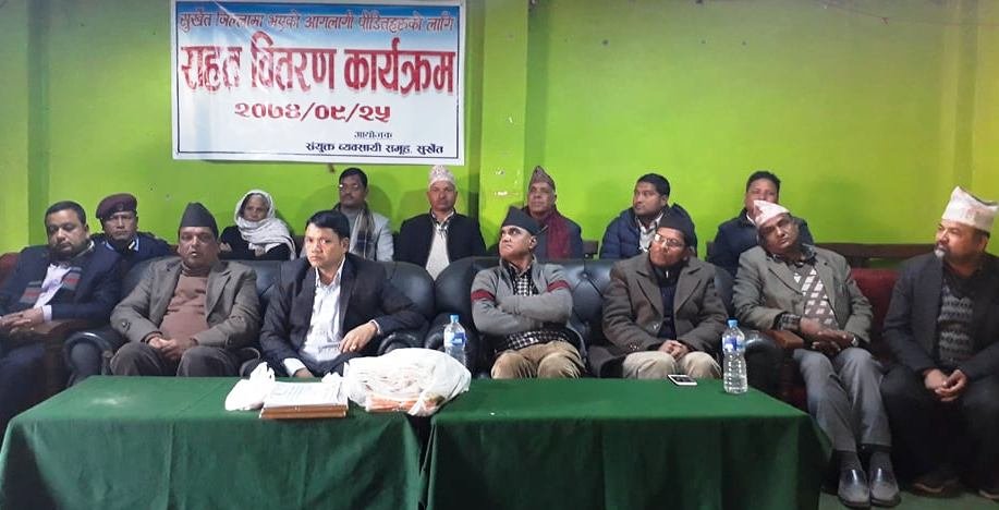 वीरेन्द्रनगरका आगलागी पीडितलाई राहत वितरण