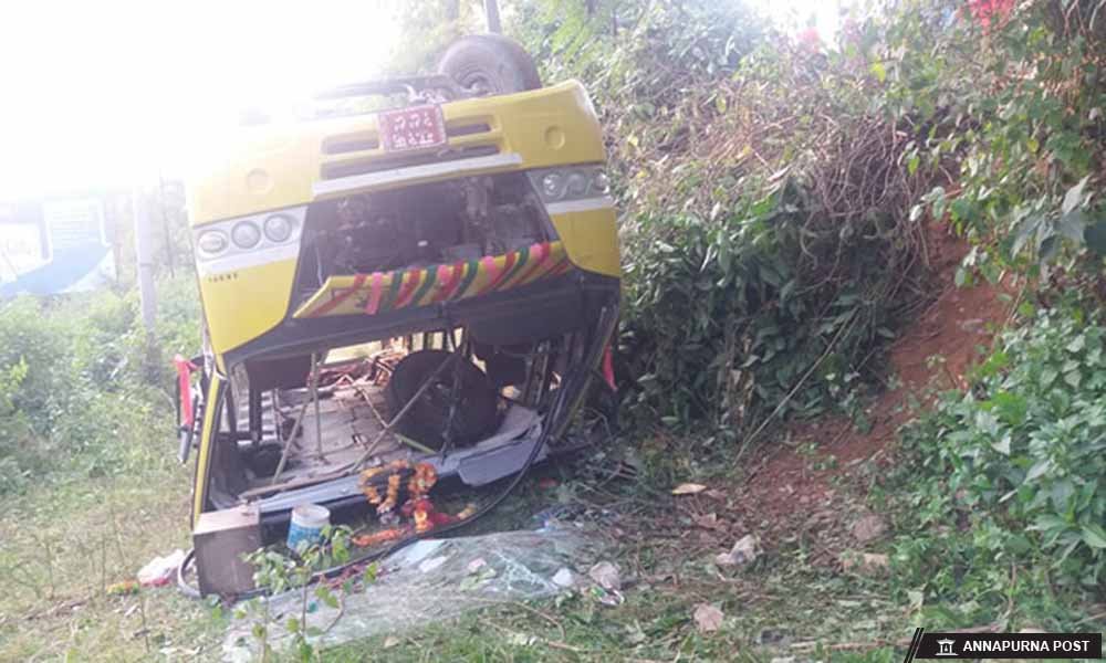 स्कुल बस दुर्घटना, १५ विद्यार्थी घाइते