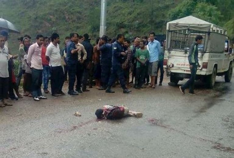 गाडिको ठक्करबाट वालकको निधन 