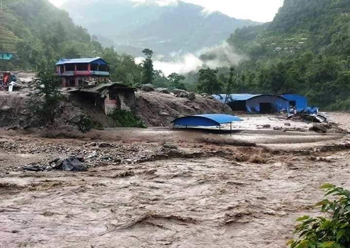 सिन्धुपाल्चोकको बाह्रबिसेमा बाढीका कारण २ जनाको मृत्यु, १४ जना बेपत्ता