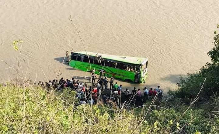 झापाबाट काठमाडौं आउदै गरेको बस त्रिशुलीमा खस्यो, पाँच जनाको मृत्यु, २८ घाइते