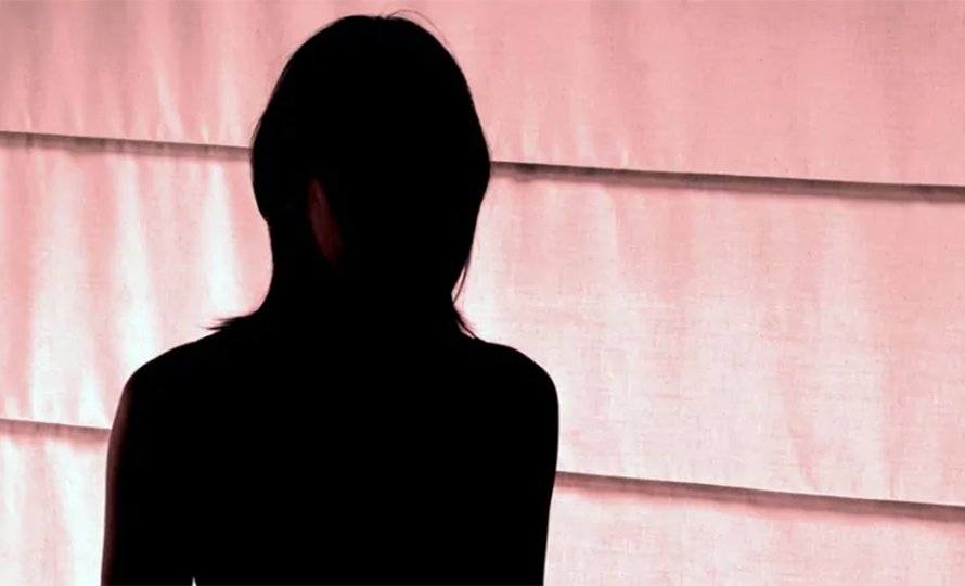 राति पिसाब गर्न निस्किएकी युवती बलात्कृत