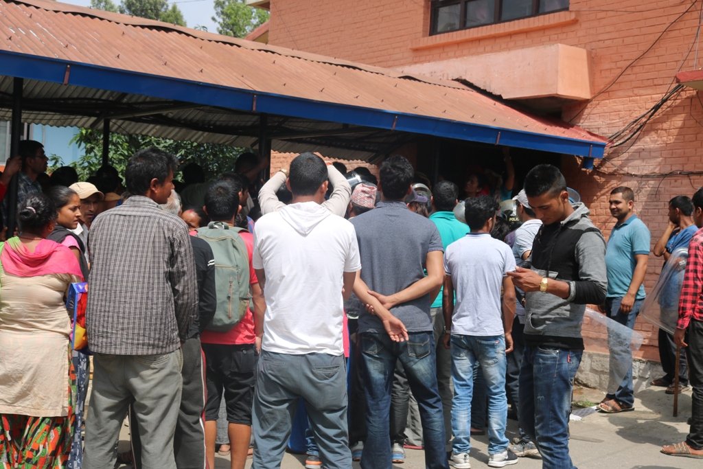 सुत्केरी गराउन क्षेत्रिय अस्पताल आएकी मनिषाको मृत्यु, आफन्तले लगाए ताला (भिडियो)