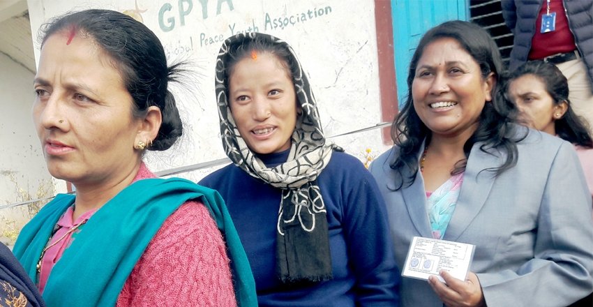 विद्या भट्टराई उपनिर्वाचनको लागी भोट हाल्न लाइनमा